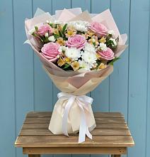 Букет цветов из:  Гвоздики, Орхидеи и Розы #REPLACE_PRED# Шумихе