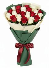 Букет Микс из красных и белых роз в Шумихе