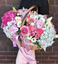 Цветочная композиция из Розы, Хризантемы, Пионы и Лизиантусы в корзине в Шумихе